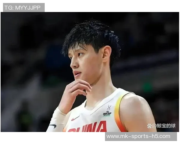 曾凡博全力以赴抢断狄龙皮球倒地争抢引发犯规争议